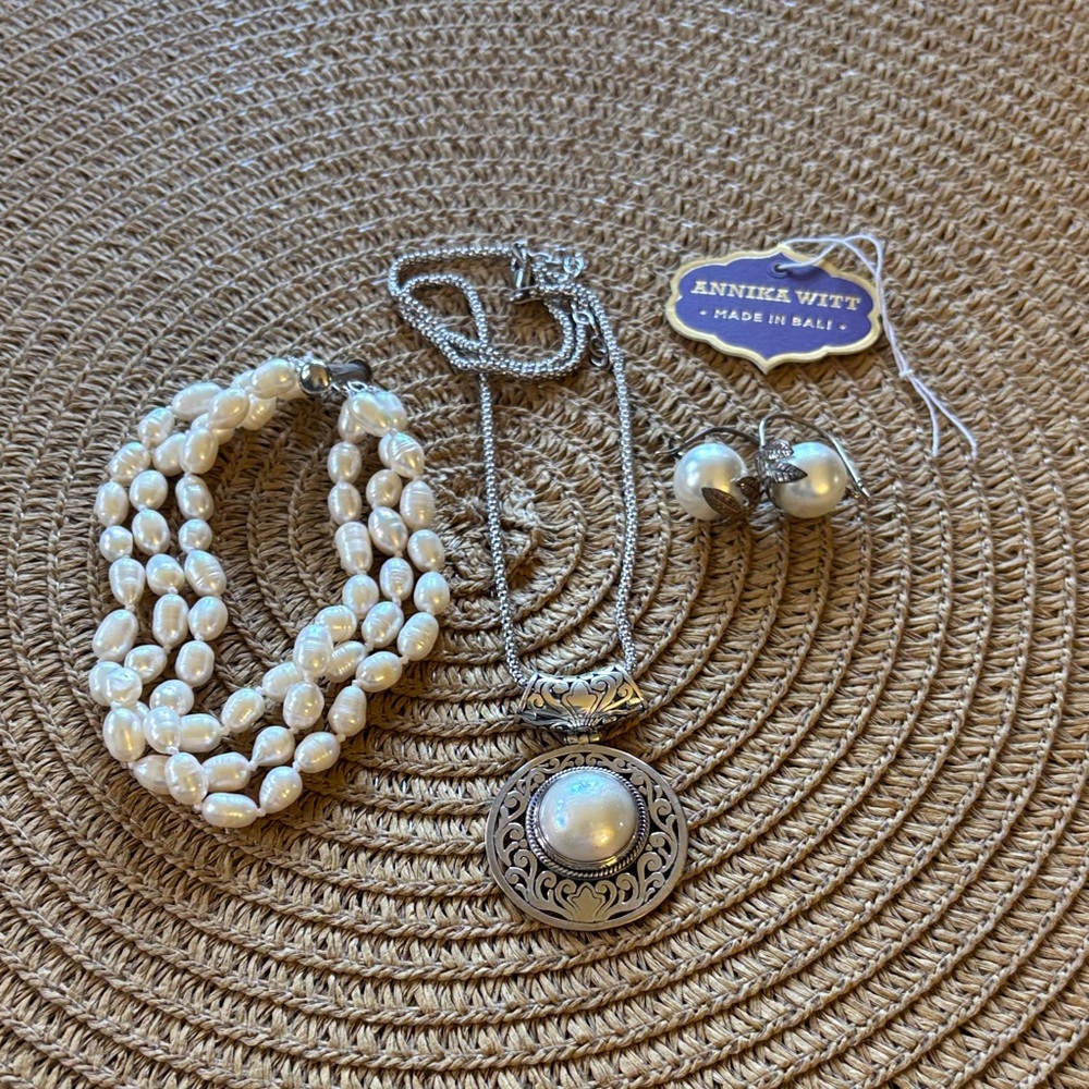 Silver and White Jewelry Set